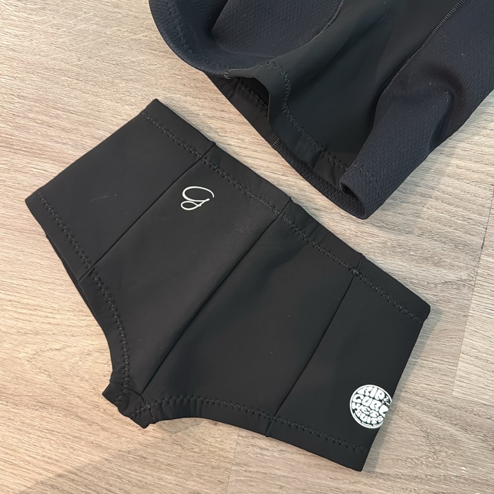 Rip Curl Black Rashguard and shorts - Picture 5 of 5
